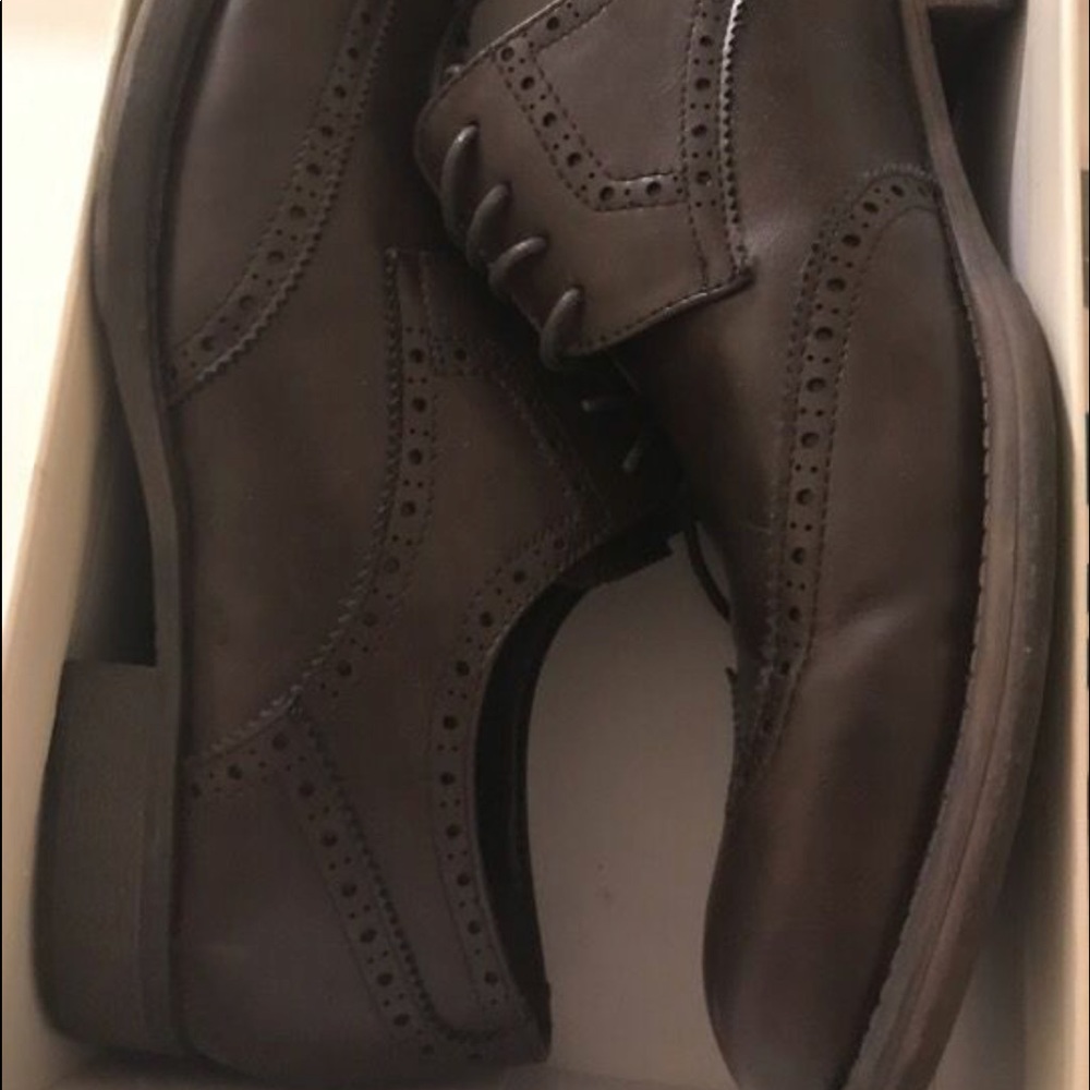Men’s wing tip dress shoes